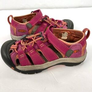 Keens Kids Classic Washable Bungee Cord Sandal size Y1 Hot Pink Summer Beach
